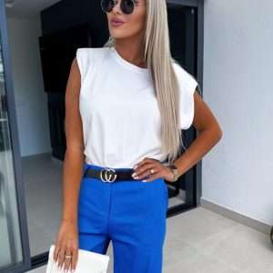 Μπλε σορτς με ζώνη και φρου φρου στο πλάι