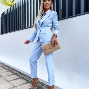 Γαλάζιο κοστούμι σταυροκούμπι με επιπλέον διακοσμητικά κουμπιά